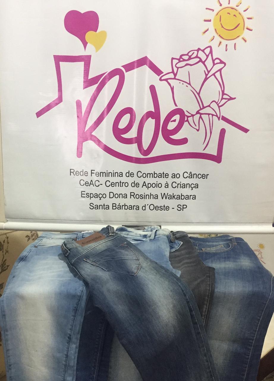 Modelo Venda de moda com mulher vestindo jeans Cartaz on-line