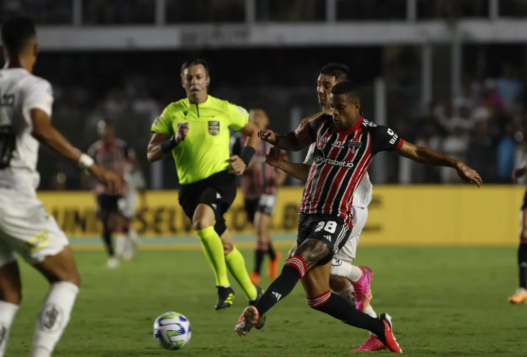 São Paulo atropela Santos e completa 4 jogos sem perder no Estadual