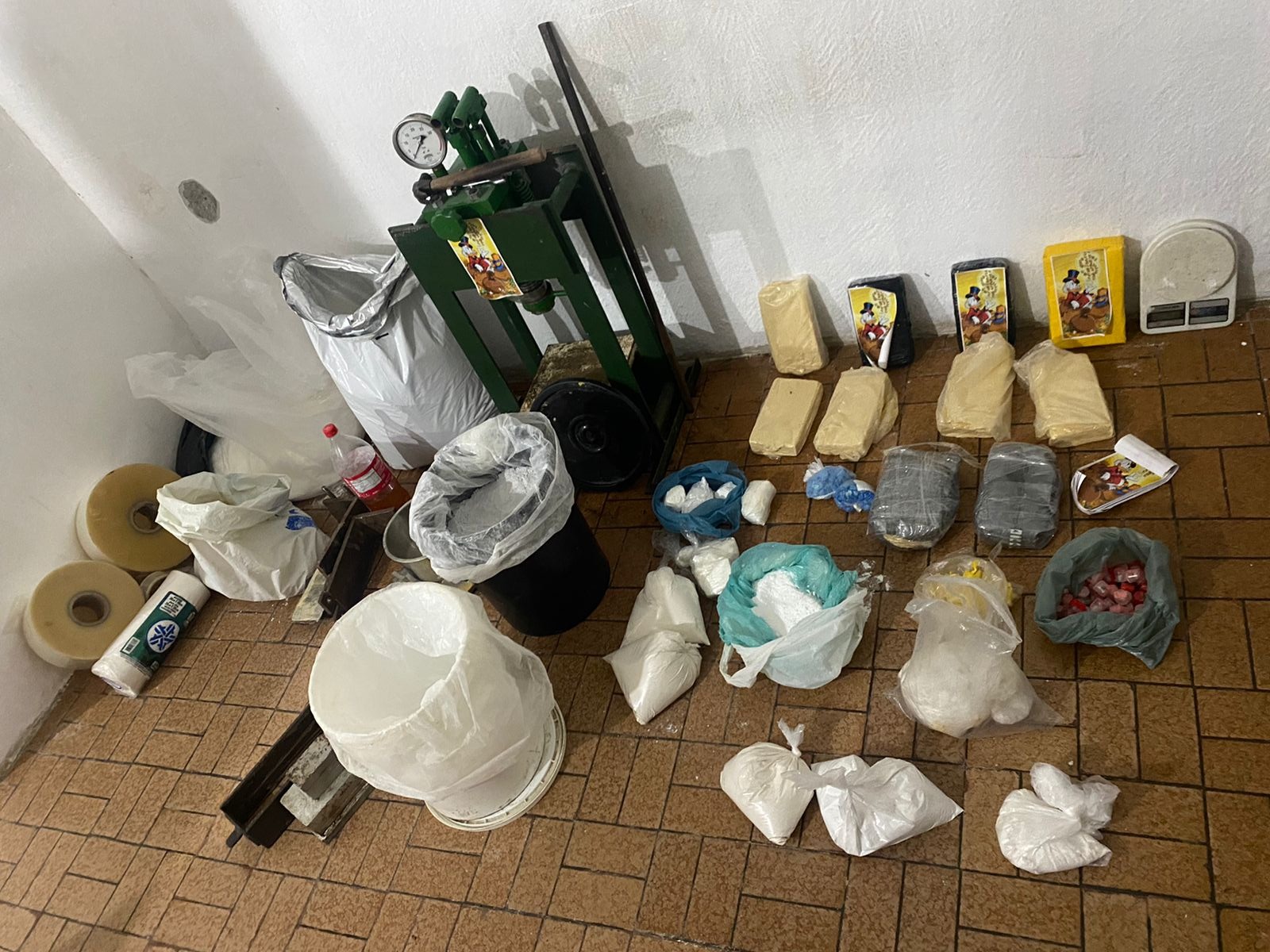 PM encontra casa bomba e apreende 100kg de cocaína em SP