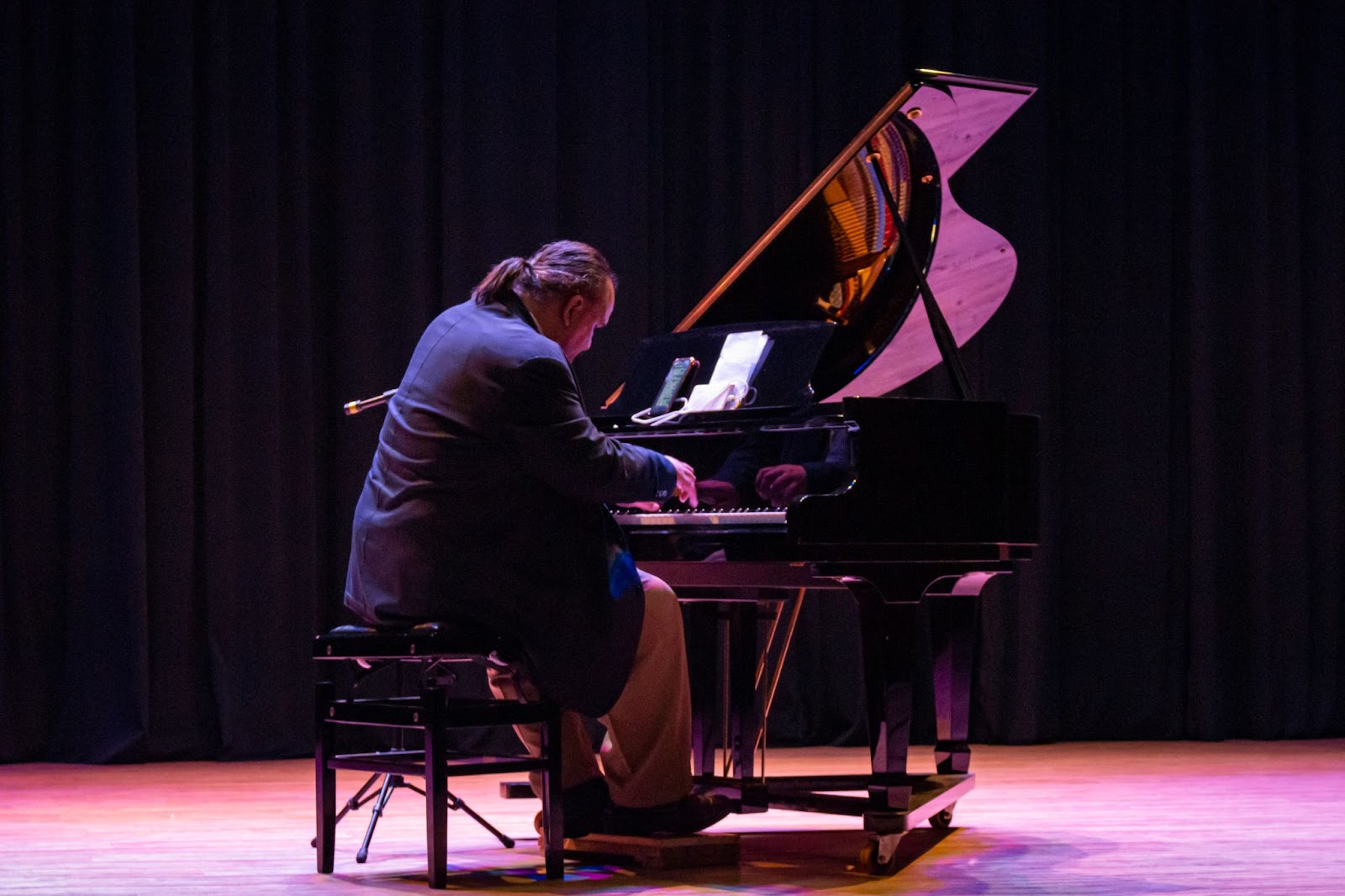 Orquestra infantil toca música em piano de instrumento escolar e